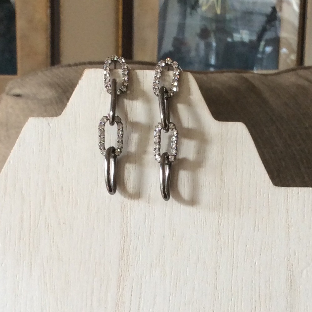 CACHE CRYSTAL AND GUNMETAL EARRINGS😍 NWOT!!!